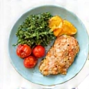 Ikona symbolizująca spersonalizowany plan żywieniowy, np. talerz z różnorodnymi zdrowymi składnikami i notatnik.